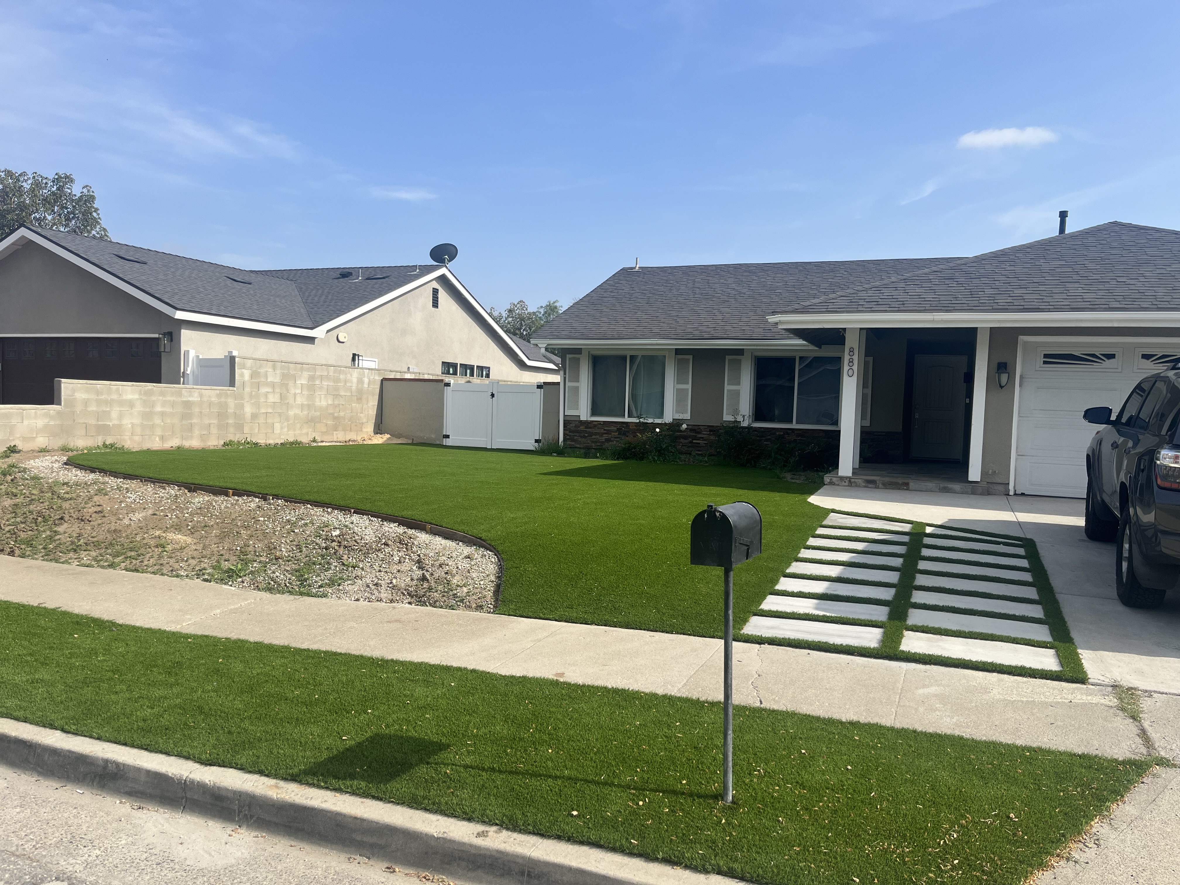 Front yard artificial turf with driveway pavers - Green Forever Turf Texas
